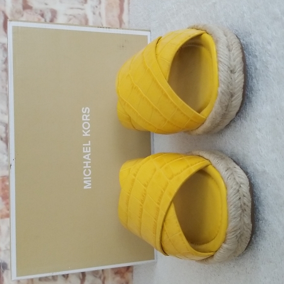 New Michael Kors Linden Croc-Embossed Sandals - Picture 2 of 13